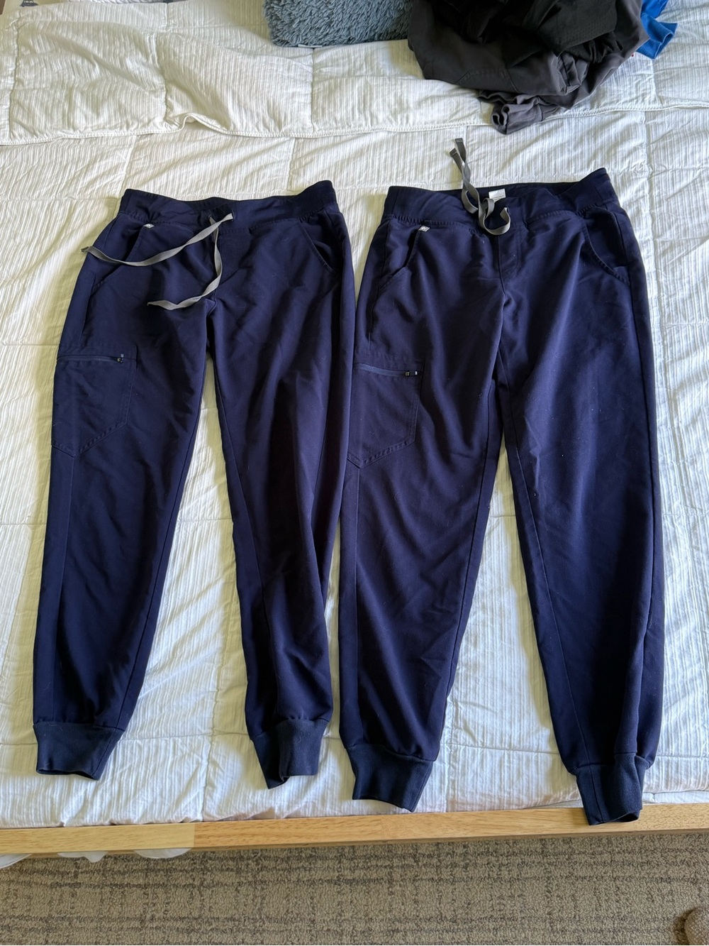 Set of regular rise Zamora joggers navy